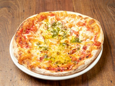 もちもち食感で食べ応えは十分。冷めてもおいしいこだわりの生地でつくられる『マルゲリータピザ』
