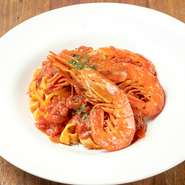 ディナータイムのみに提供されるメニュー。ソースとの絡みが良い幅広のパスタ「タリアテッレ」は、生パスタが使われています。パスタ自体もおいしく、赤エビなど味や香りの強い素材の旨みを引き立ててくれます。