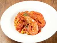 ソースの味に負けないぐらい、しっかり味のする生パスタを使用した『天然赤エビトマト生パスタ』