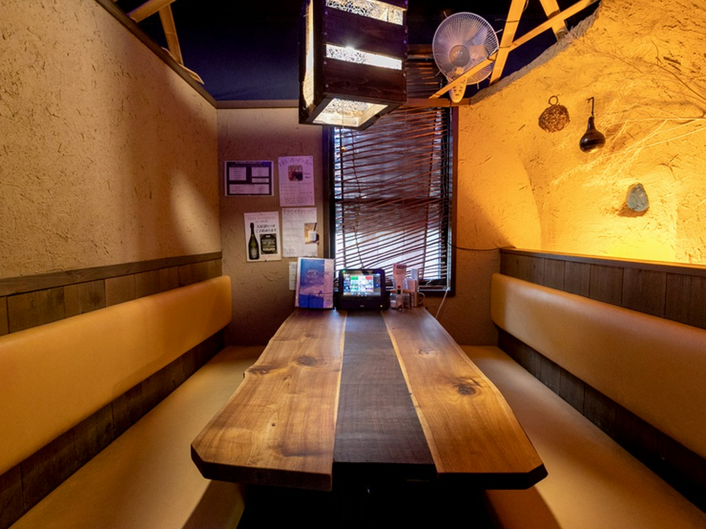 壁に囲まれ隣の席が気にならない、個室のようなテーブル席
