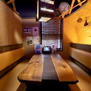 壁に囲まれ隣の席が気にならない、個室のようなテーブル席