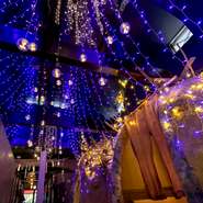 店長自らが手掛けた店内インテリア、青い照明が幻想的