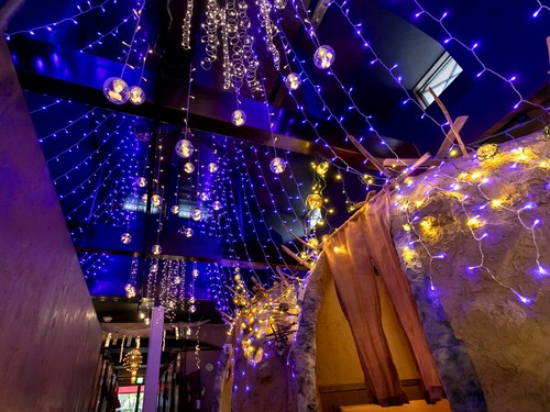 店長自らが手掛けた店内インテリア、青い照明が幻想的