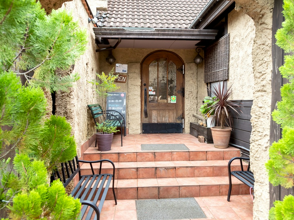 異国の雰囲気が漂う、店舗入り口へと続くエントランス