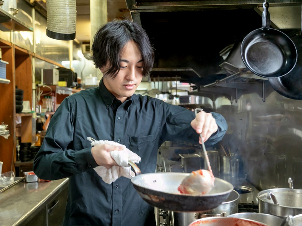 店のインテリアも自作、店のことを考え試行錯誤を繰り返す塩田氏