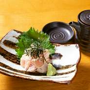 半生のささみを九州の甘口醤油とわさびで味わう、レア好きにはたまらない一品。予約して取りおいてもらう方がいるほどの人気メニューです。