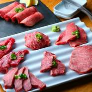 タンの中でも一番上手に焼け、おいしく食べられるのが「ちょい厚タン」なのだそう。【燈】自慢の一品を中心に、さまざまなお肉がバラエティ豊かに盛り込まれています。