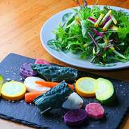 高原野菜の産地・長野県佐久市の「藤井農園」から直送される有機野菜のサラダは、焼いたお肉で巻いていただくのがオススメ。季節ごとに内容が変わる焼き野菜とともに、オーダー必至のメニューです。