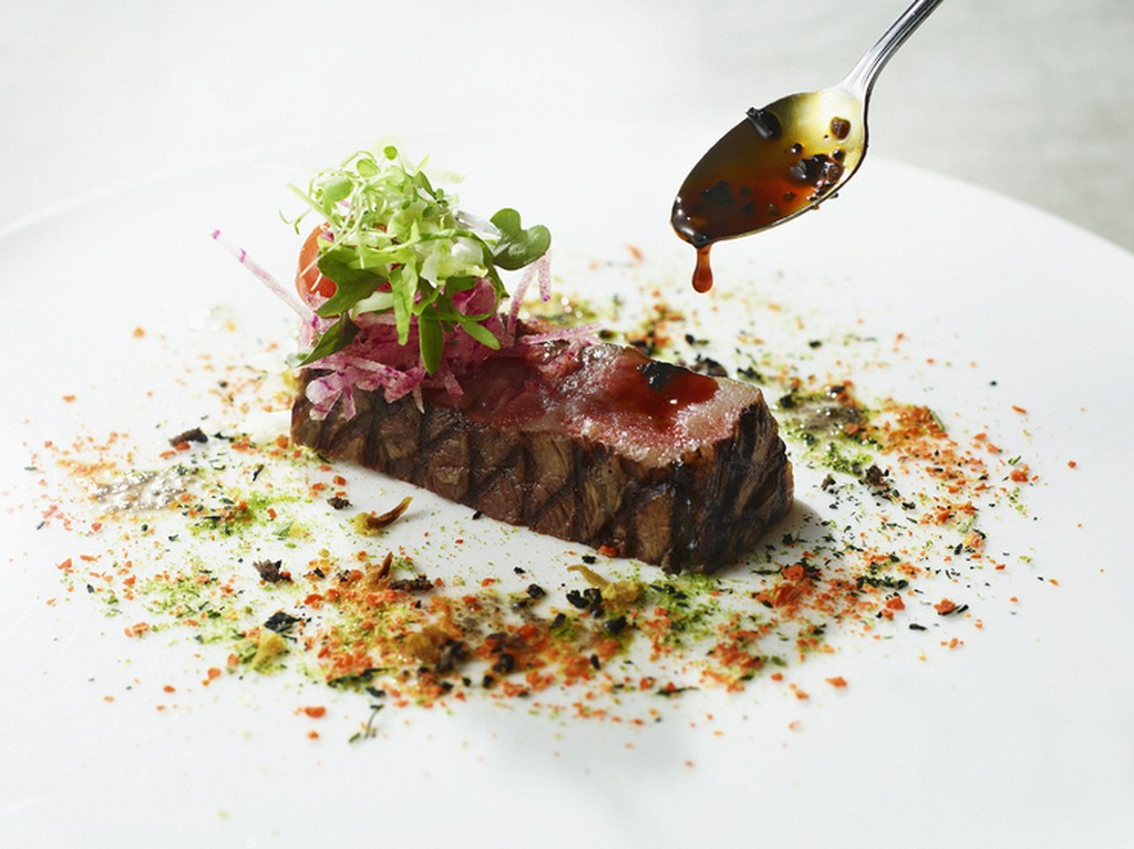 地元産の希少な銘柄牛の旨みを堪能『三ケ日牛のグリエ　トリュフたっぷりソース　ペリグー』
