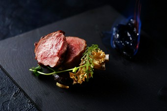 キャトルセゾングランシェフ髙橋が 
地元の厳選食材を贅沢に使用し、とっておきのコースをご用意いたします