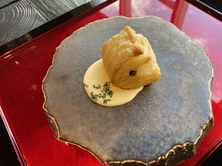 滋味深く濃厚な白子と、サクサクのパイが相性抜群『白子パイ』