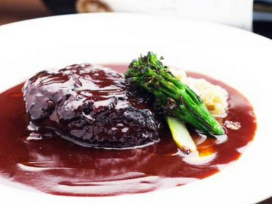 じっくり煮込み、ほぐれていく絶妙な柔らかさ『ブラザート~牛ホホ肉の赤ワイン煮込み~』