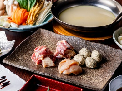 バリエーション豊富な料理を囲んで盛り上がる歓送迎会