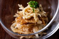 日替わりでオススメの食材を調理し、コース料理として提供しております。日によって違う「本日の一品」をお楽しみください。