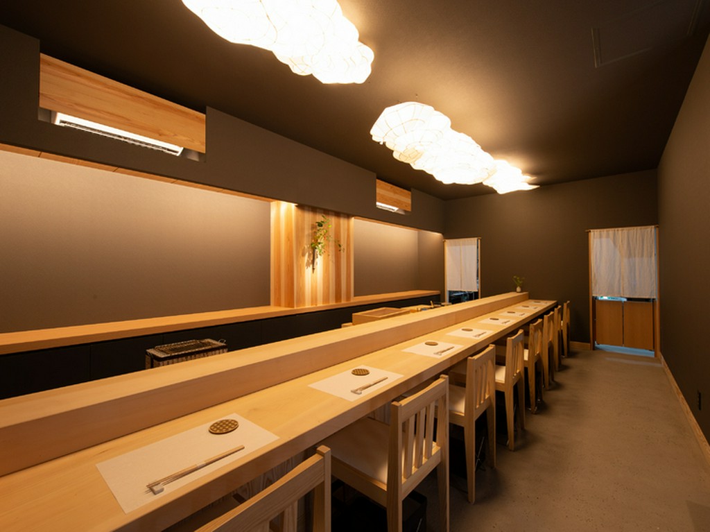 白木のカウンターが目を引く、無駄を省いたシンプルな空間