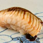 毎朝市場で買い付ける、九州の天然物を中心とした旬の魚介