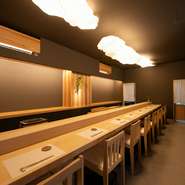 白木のカウンターが目を引く、無駄を省いたシンプルな空間