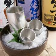 産地や銘柄にこだわらず、店主がおいしいと感じた日本酒を選んで提供。お酒が好きな人はもちろん、あまり得意じゃない人でも飲みやすいものを揃えています。夏は涼やかな冷酒がおすすめ。