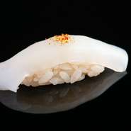 包丁の入れ方が技の見せどころ。濃厚な甘みが広がる『ヤリイカ』