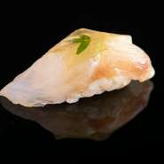 甘鯛は水分を抜いて旨みを凝縮させ、昆布は軽く蒸してから使うなど、手間をかけた仕込みがおいしさの秘訣。口に入れた途端に昆布の香りがふわりと広がり、甘鯛の上品な味わいが際立ちます。
