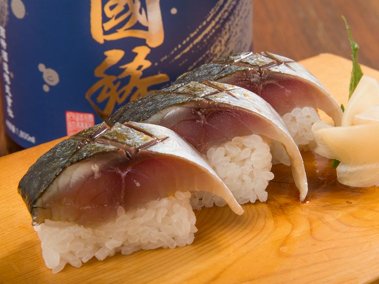 肉厚なサバがクセになる。1番人気の『炙りバッテラ』