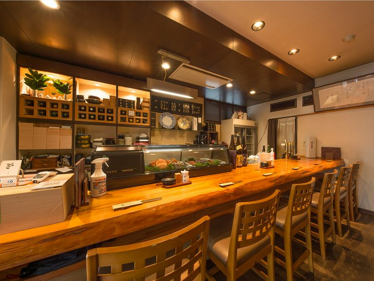 カウンターに腰かけ、おひとりさまを楽しむのも“粋”なもの