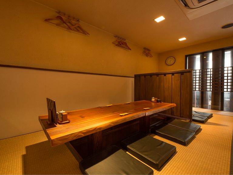 家族揃っての食事会なら、掘り炬燵の座敷がオススメ