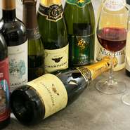 オススメは、スパークリングワイン。小樽産ナイアガラ種100％の『おたる　ナイヤガラスパークリング』や微炭酸でワインが苦手な人でも飲みやすい赤スパークリング『ランブルスコ』など、人気の銘柄が揃います。