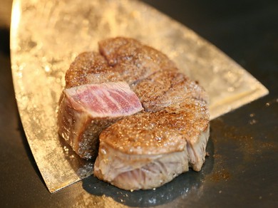丁寧な仕込みで一期一会の味わいを実現『北海道産牛ヒレステーキ 100g』