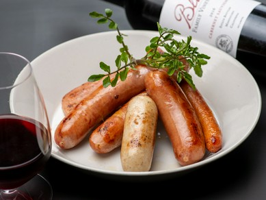 お肉のおいしさ際立たせる、赤白のワインたち