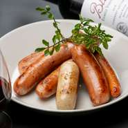 千駄木腰塚自家製ソーセージ（フランク・チーズ＆オニオン・ジューシーフランク・チョリソー・ガーリックソーセージ）との盛り合わせ。