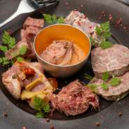 まず最初のひと品に『冷菜・盛り合わせ』