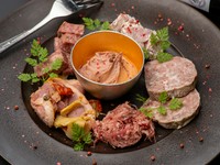 まず最初のひと品に『冷菜・盛り合わせ』