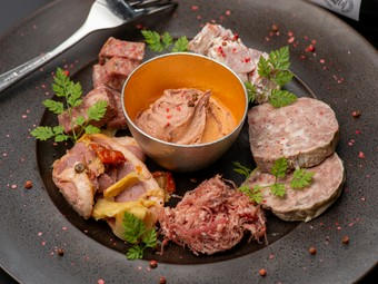 まず最初のひと品に『冷菜・盛り合わせ』