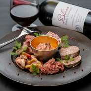 お酒のお相手にピッタリの盛り合わせ『千駄木腰塚とっておきオードブル』