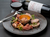 人気のコンビーフにハム・ソーセージなど「千駄木腰塚」の代表的な商品を盛り合わせ。少しずついろいろな味を楽しめます。気に入った品は実際に購入できることも【Bistro1048】の魅力です。