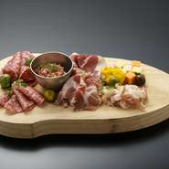 生ハム＆サラミとチーズの盛り合わせ