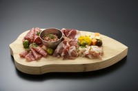 千駄木腰塚コンビーフ・パルマ産プロシュットやサラミを風味豊かな切りたてでご提供。