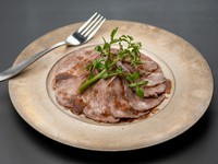国産黒毛和牛A4ウチモモ肉のじっくり火入れ。赤ワインのお供にぜひ。