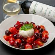 気軽にオーダーできるおつまみメニュー。千葉県「柴海農園」より届けられる有機野菜を使ったフレッシュなメニューも絶品です。