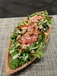 自家製の厚切りベーコンを豪快に！濃厚チーズソースでどうぞ。