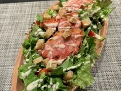 華やかな逸品『ブラッティーナチーズをトマトと季節のフルーツで』
