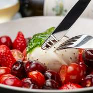 クリーミーで濃厚な南イタリアのフレッシュチーズ・ブラッティーナを、旬のフルーツ＆トマトとともにいただく華やかなひと品。滑らかなチーズと爽やかな酸味が絶妙にマッチ。女性人気も高いひと品です。