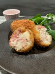 千駄木腰塚デリカテッセンで大人気のコロッケ。ちょっぴりコンビーフ多めにしています！