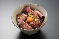 国産牛すじ肉を中心に腰塚の国産牛をじっくり煮込んで旨味を凝縮しました。ライスorトースト付。