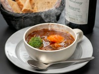 国産牛すじ肉を中心に腰塚の国産牛をじっくり煮込んで旨味を凝縮しました。ライスorトースト付。