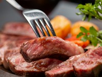 きめ細かい霜降りでとろけるような柔らかい食感。
ステーキの王様