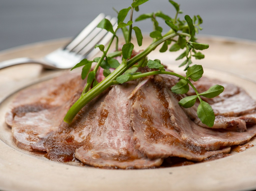 国産黒毛和牛のローストビーフ