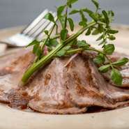 肉出汁スープ・サラダ付き

国産黒毛和牛A4等級のウチモモ肉をじっくり火入れしました。
濃厚かつさっぱりとした味わい。
