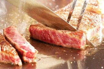 国産黒毛和牛3種の部位を愉しめる構成
旬の有機野菜やシャルキュトリーなど、「腰塚」を堪能できるコース